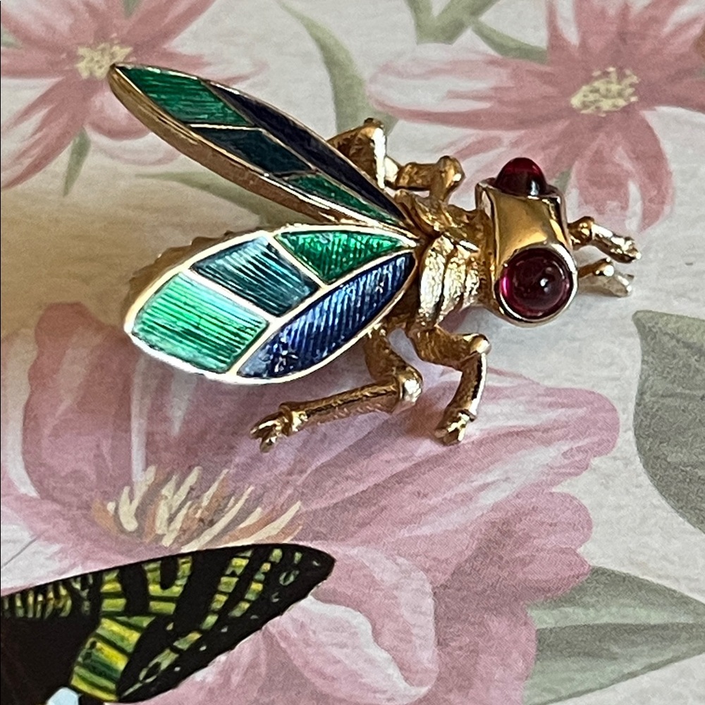 BOUCHER Signed Enameled Lifelike Bee Brooch w/Purple Paste Glass Cabachon Eyes - Picture 6 of 13